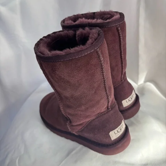 UGG Classic Short Port Wine Color Sheepskin Shearling Boots Size W7 - Picture 2 of 6
